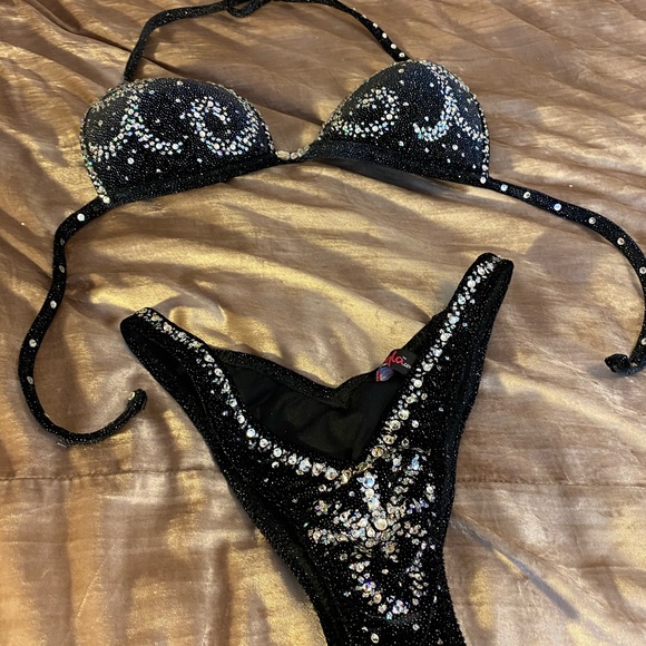 Black Victorian figure suit - Picture 2 of 8